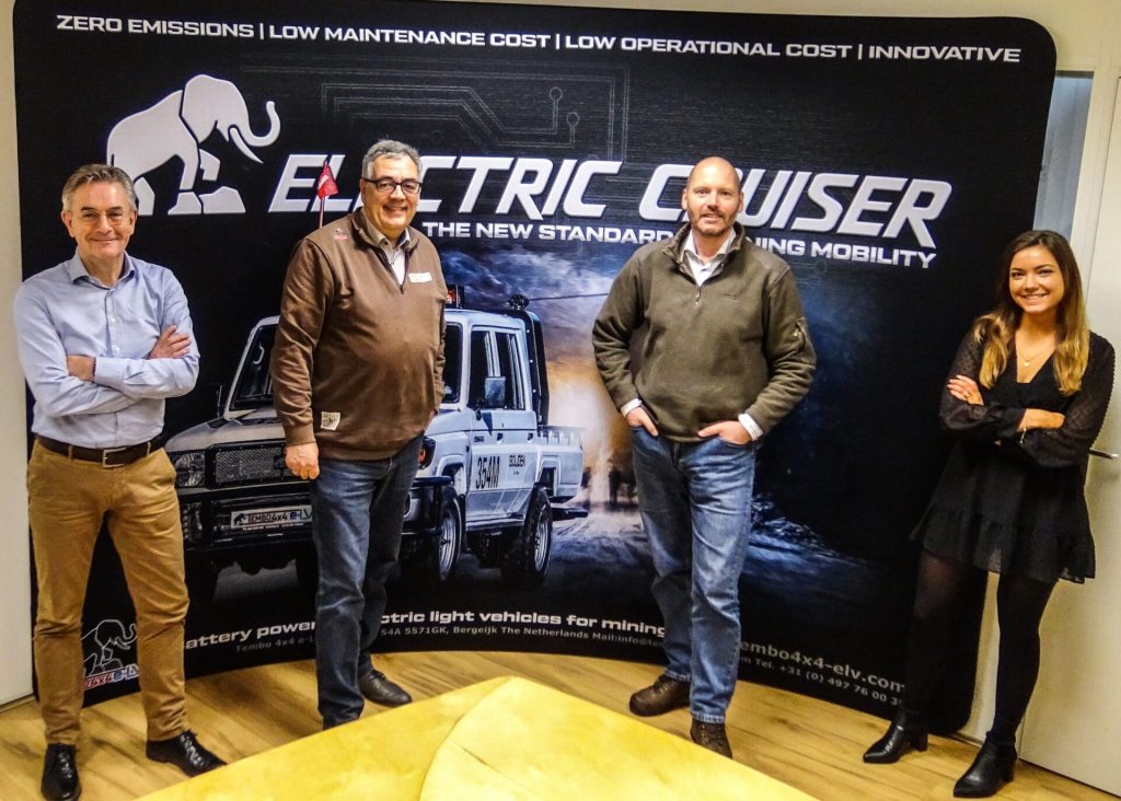 Vier mensen voor Electric Cruiser banner