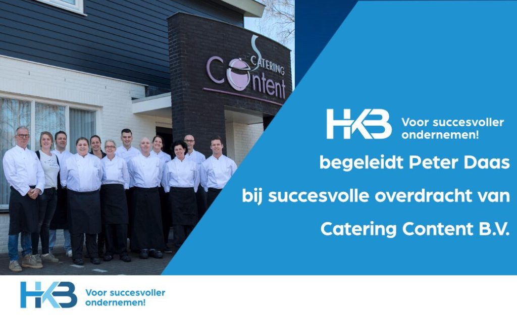 Cateringteam poseert voor bedrijfspand.