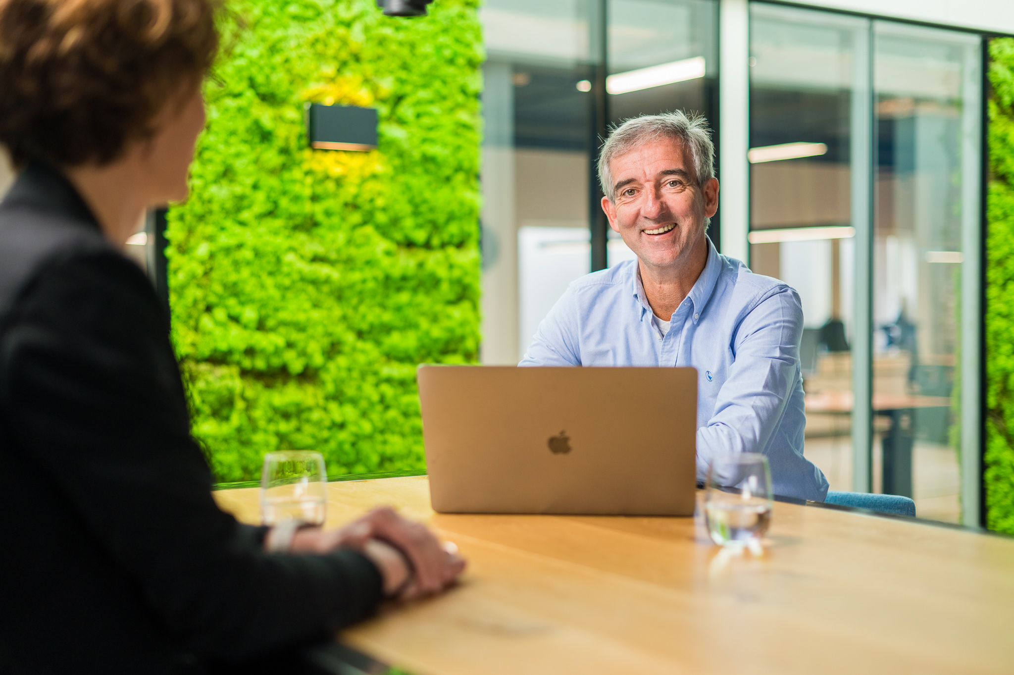Twee mensen hebben zakelijke vergadering aan tafel