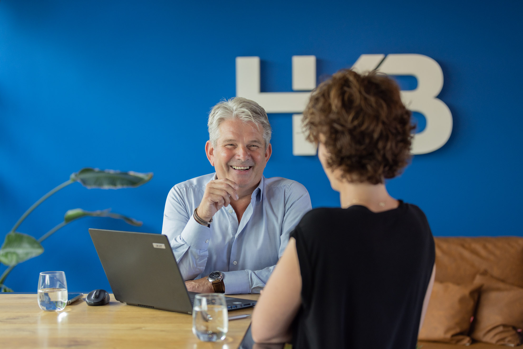 Vrolijk gesprek tussen twee mensen in een kantoor