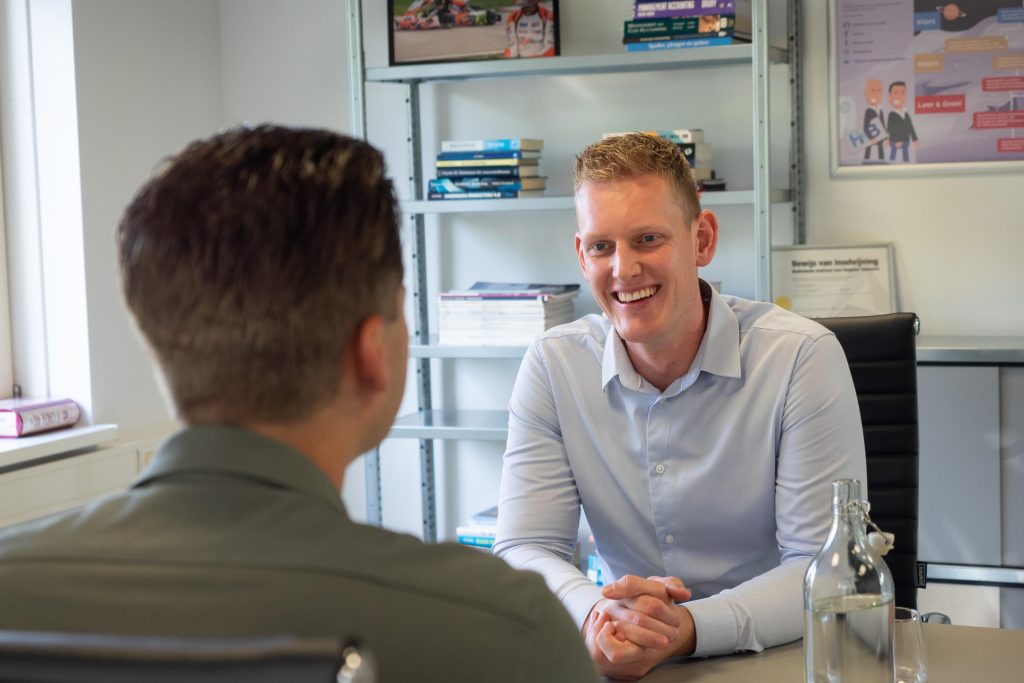 Twee mannen in gesprek op kantoor.