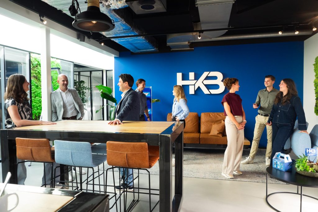 Collega's praten in moderne kantooromgeving bij HKB.