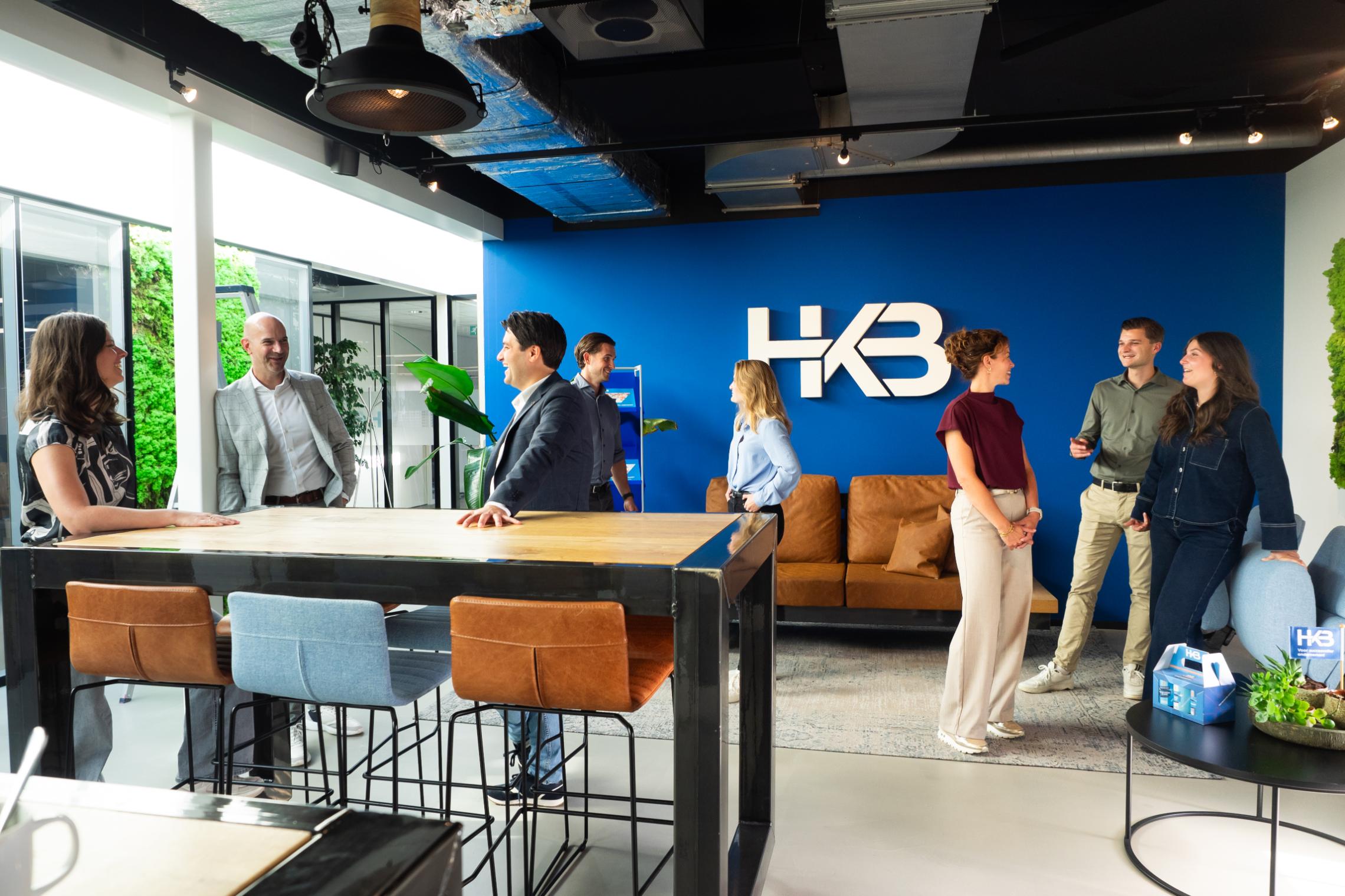 Collega's praten in moderne kantooromgeving bij HKB.