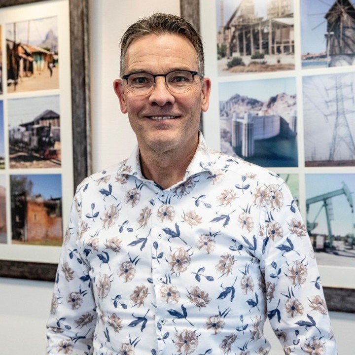 Man in bloemenoverhemd voor fotocollage