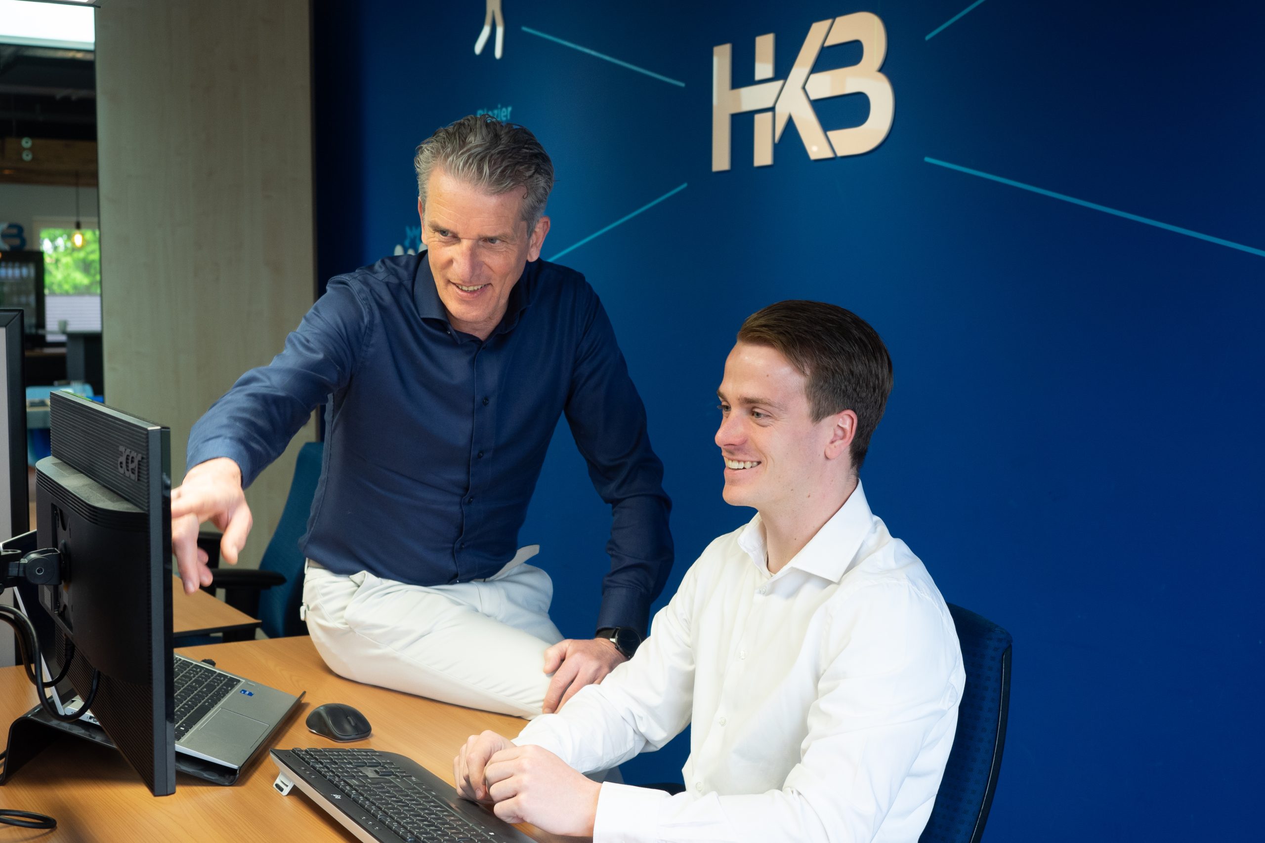 Twee mannen werken samen op kantoor