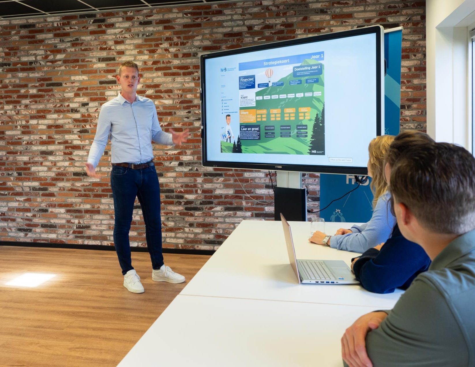 Presentatie over strategische planning op digitale display.