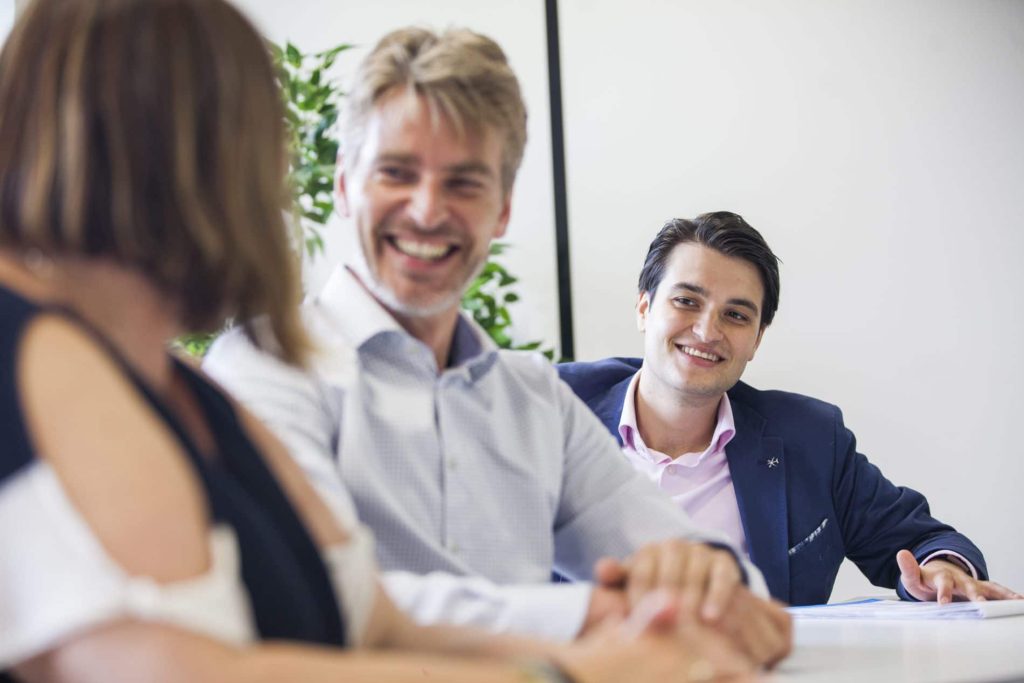 Collega's in bespreking aan tafel