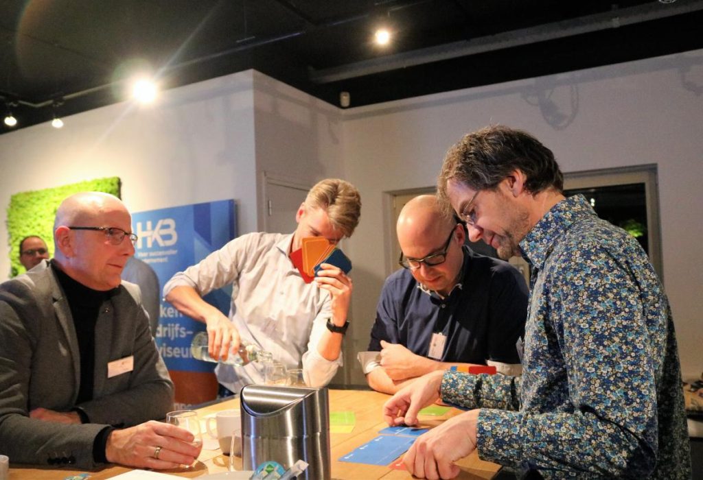 Mensen spelen een kaartspel aan tafel.