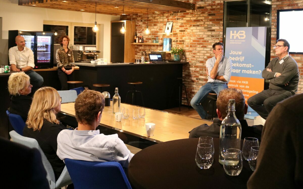 Zakelijke bijeenkomst in een moderne kantoorruimte.