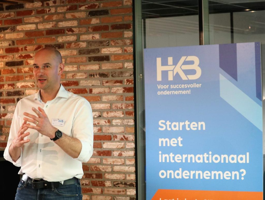 Man presenteert voor poster bedrijfsgroei.