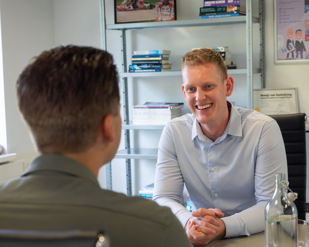 Twee mannen in gesprek aan tafel in kantoor