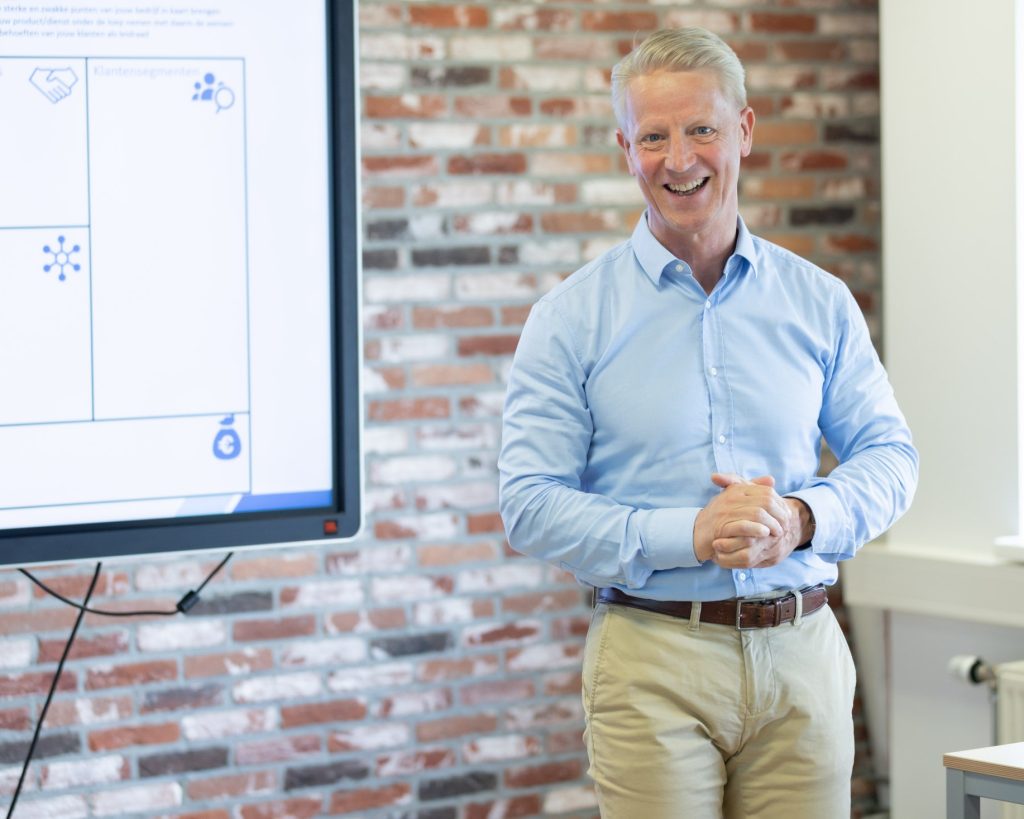 Man presenteert voor scherm met grafiek