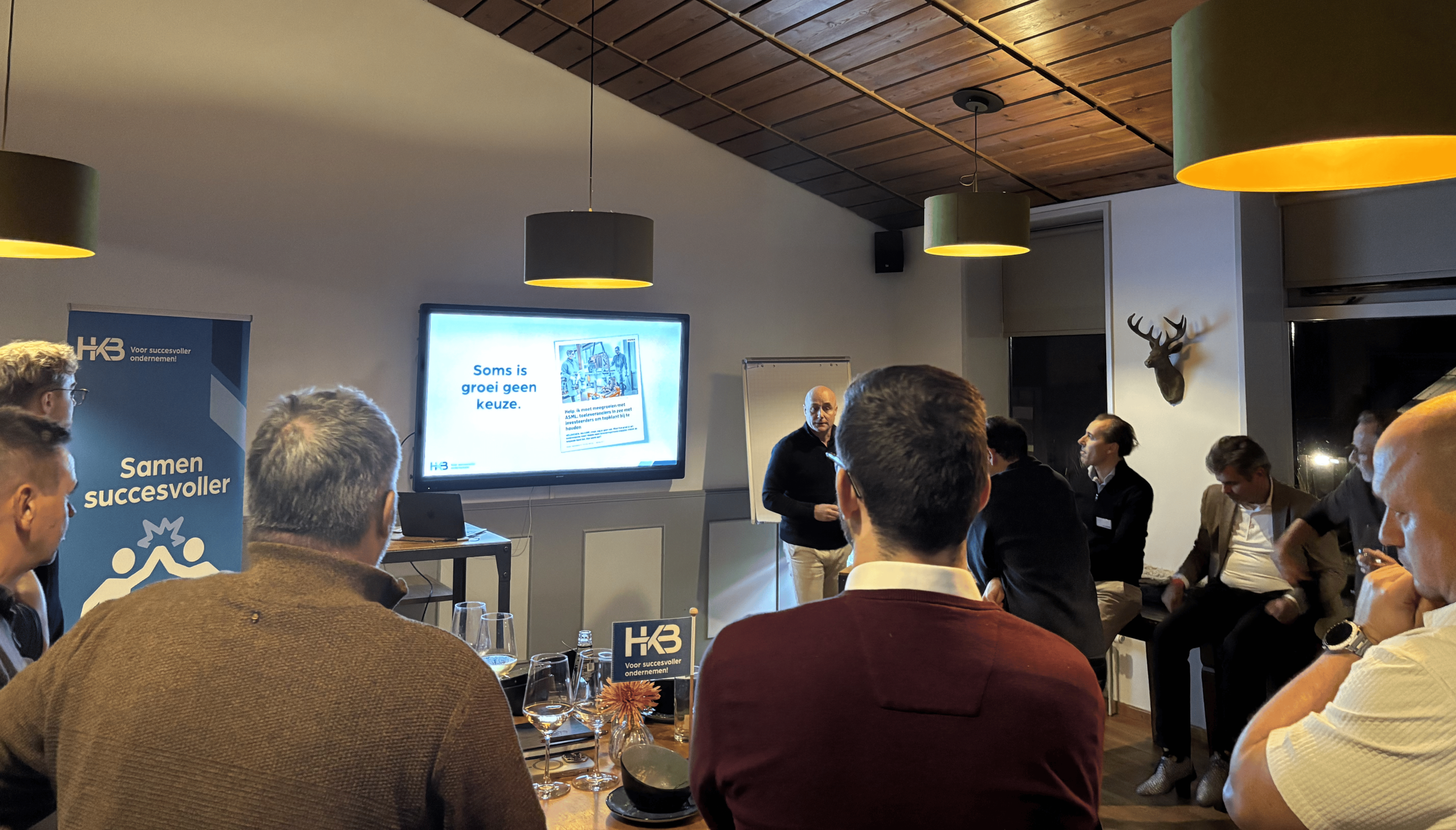 Zakelijke bijeenkomst met presentatie in vergaderruimte.