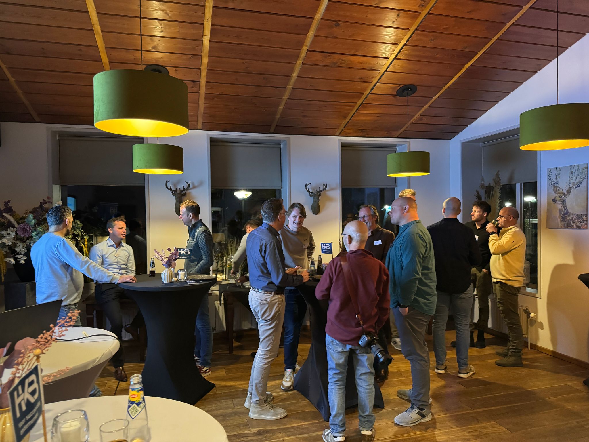 Mensen praten en lachen tijdens een informele bijeenkomst.